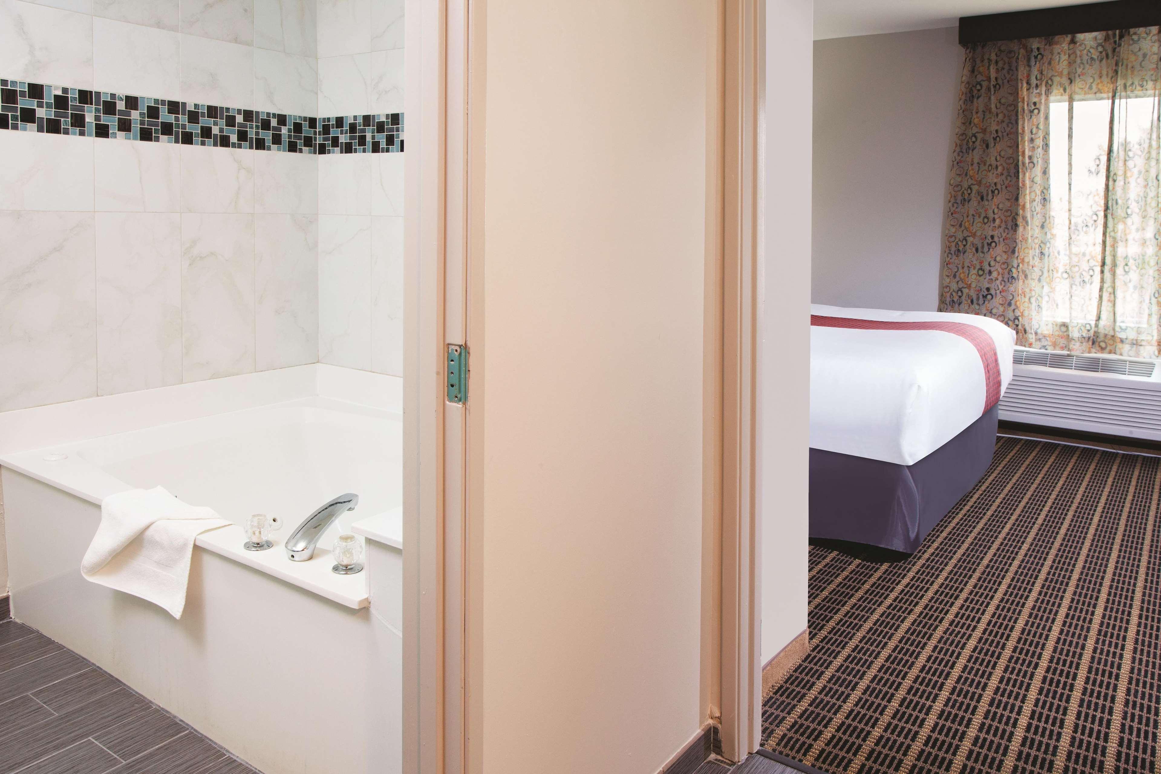 La Quinta By Wyndham Rockford Otel Dış mekan fotoğraf